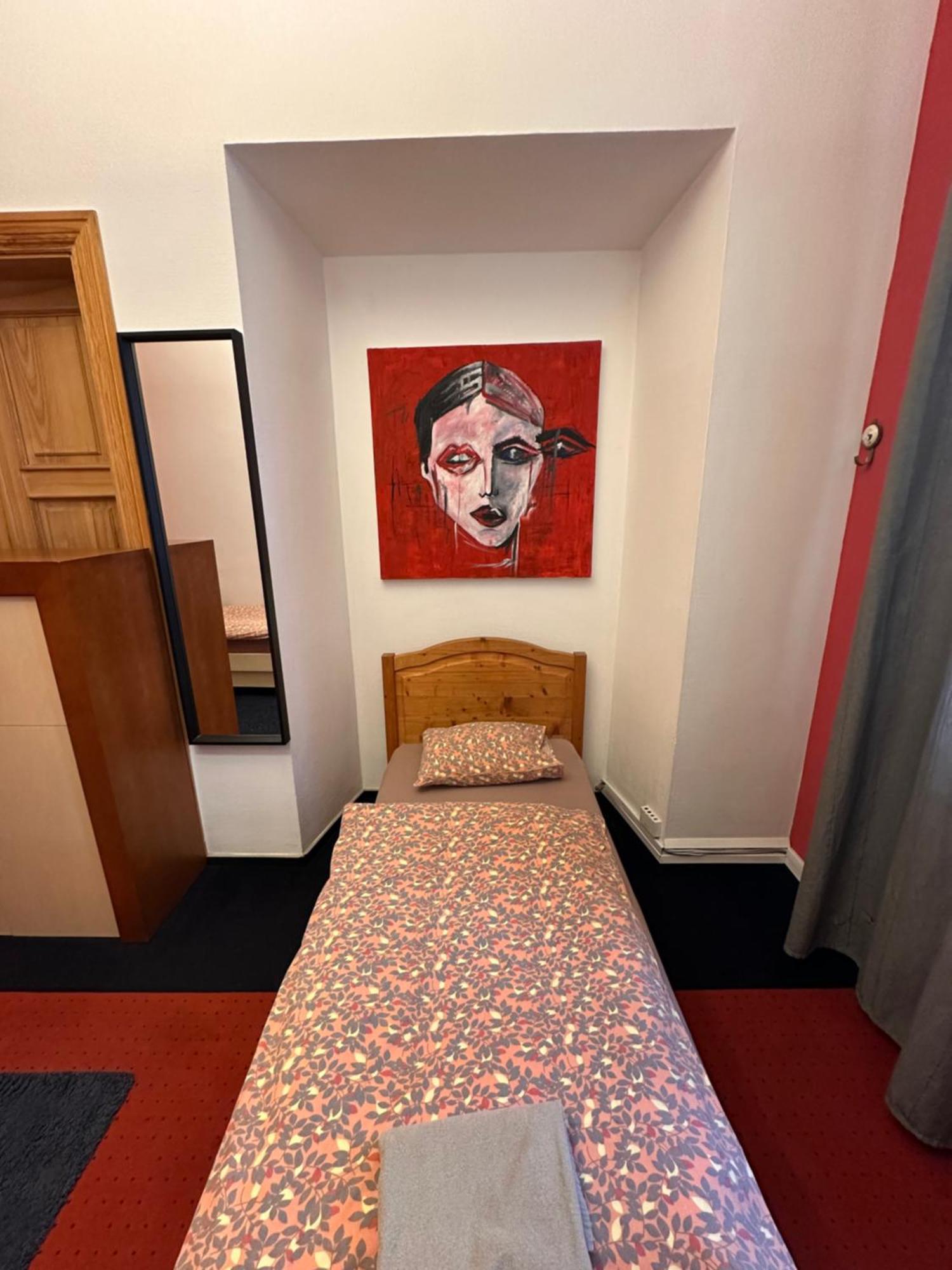 Hostel 25